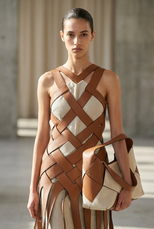 LOEWE 发布 2025 春夏系列