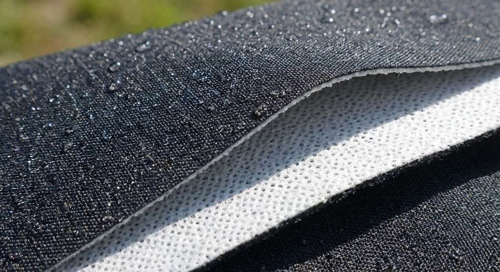 防水透气膜技术：揭秘未来服装的革命性材料第二张图