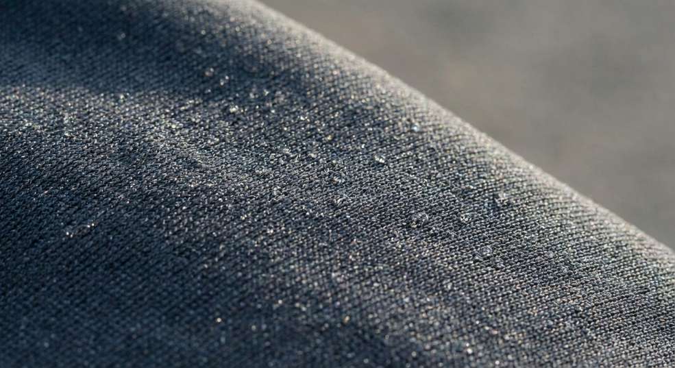 吃过一些运动服或户外装备吗？你会发现那些衣服在面对汗水、摩擦甚至极端天气时，展现出令人惊叹的“硬核”性能。这背后的秘诀，难道真是“功能性面料科技”在暗中操盘？其第二张图