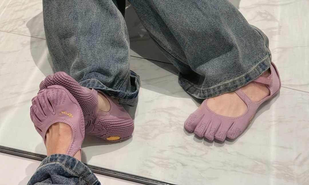 这双 Jennie 同款「五趾鞋」，如何成为本季最受欢迎单品？