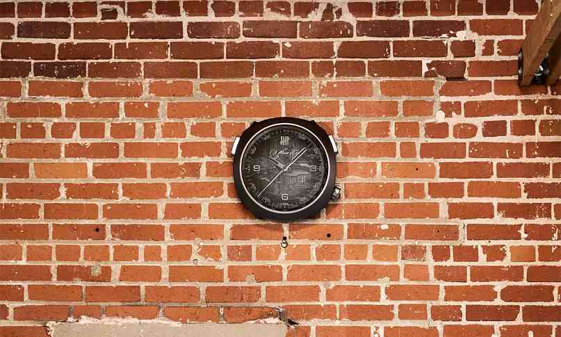 UNDEFEATED 联合 H.Moser&Cie. 推出限定挂钟