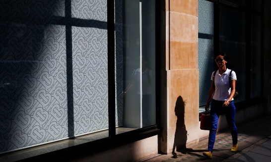 BURBERRY 预警上半年亏损，暂停股息