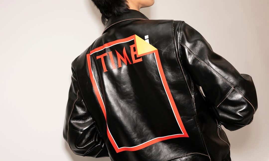 sacai 与当代艺术家 Mungo Thomson 推出联名系列