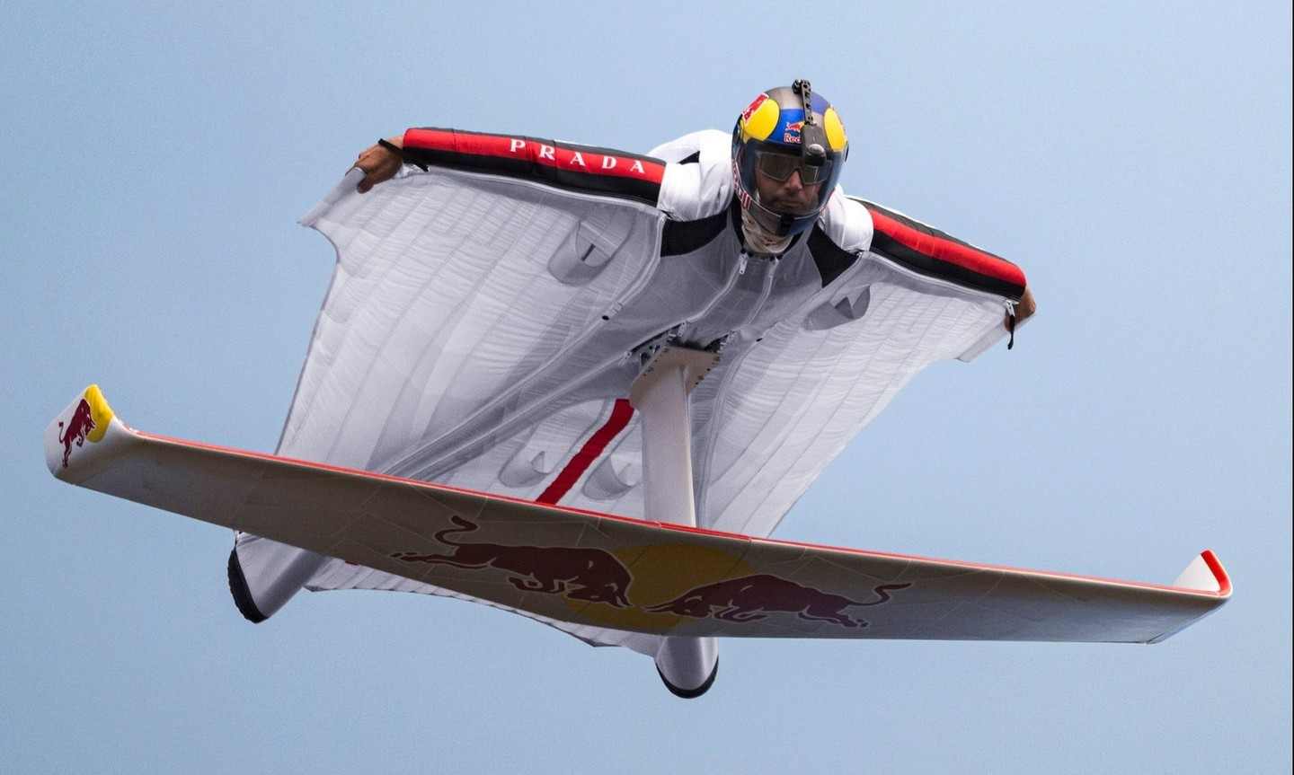 PRADA 携手 Red Bull 助力 Peter Salzmann 创下翼装飞行逆风攀升记录