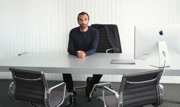 传巴黎世家 CEO 将转任 Saint Laurent